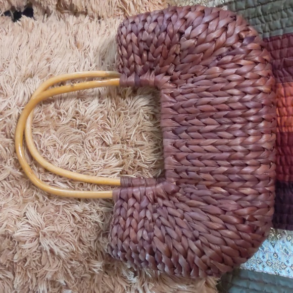 Cute boho wicker bag with wooden handles, lined inside with zipper closure - Picture 2 of 8